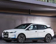 2022 BMW iX xDrive40 - Front Three-Quarter Wallpaper 190x150
