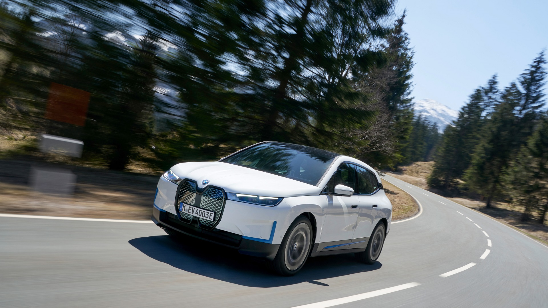 Download 2022 BMW iX xDrive40 - Front Three-Quarter HD Wallpaper 1920x1080 #2