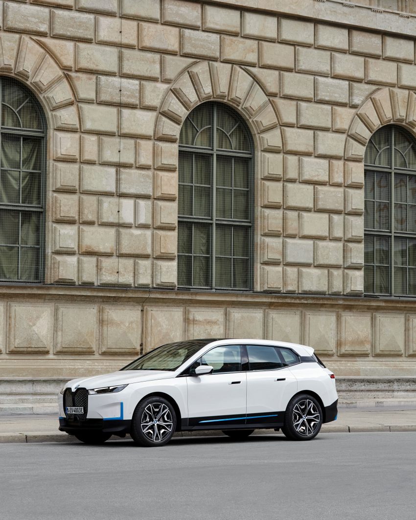 2022 BMW iX xDrive40 - Front Three-Quarter Phone Wallpaper 850x1063 #108