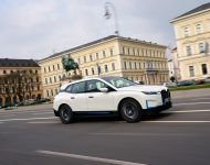 2022 BMW iX xDrive40 - Front Three-Quarter Wallpaper 190x150