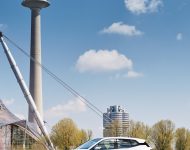 2022 BMW iX xDrive40 - Front Three-Quarter Wallpaper 190x150