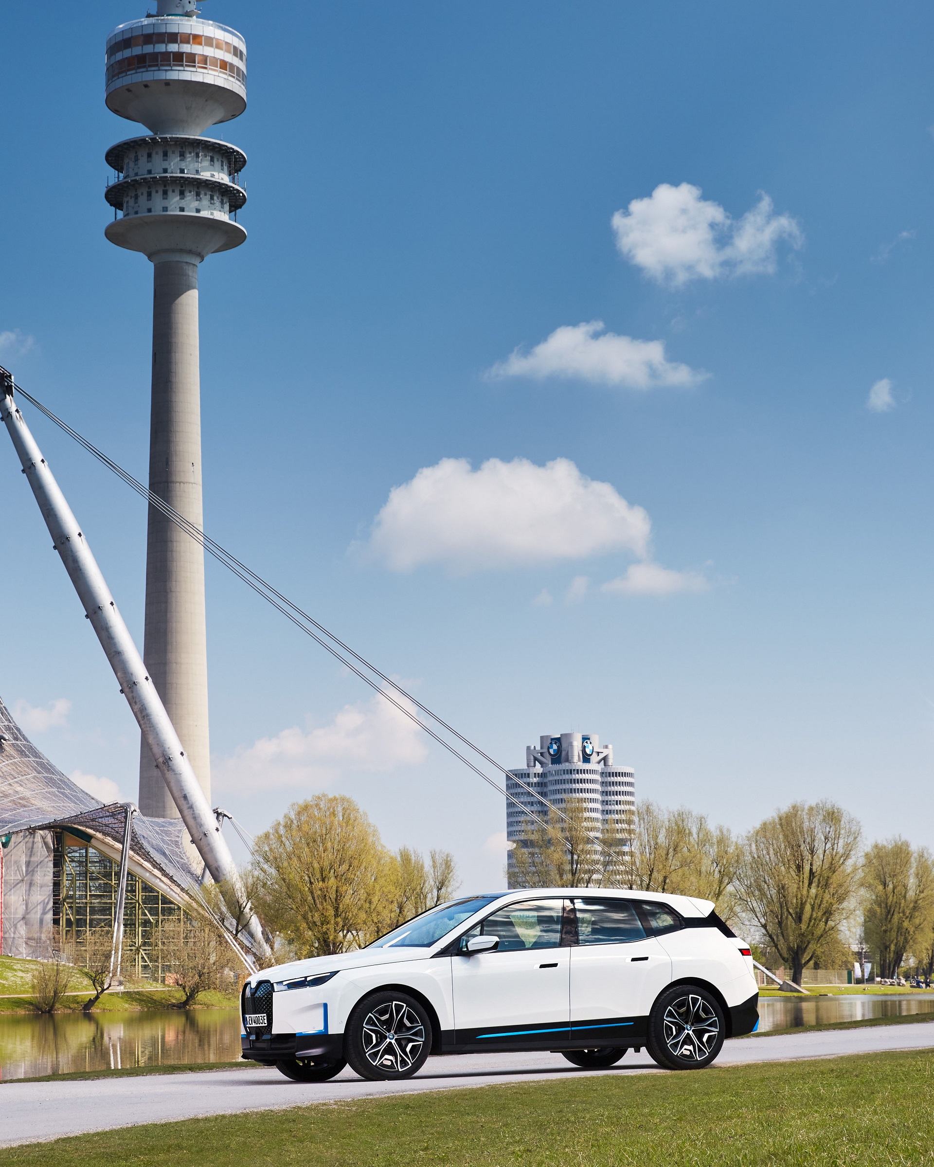 Download 2022 BMW iX xDrive40 - Front Three-Quarter HD Phone Wallpaper 1920x2399 #60