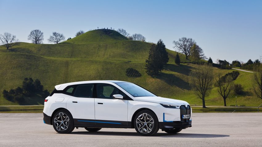 2022 BMW iX xDrive40 - Front Three-Quarter Wallpaper 850x478 #41