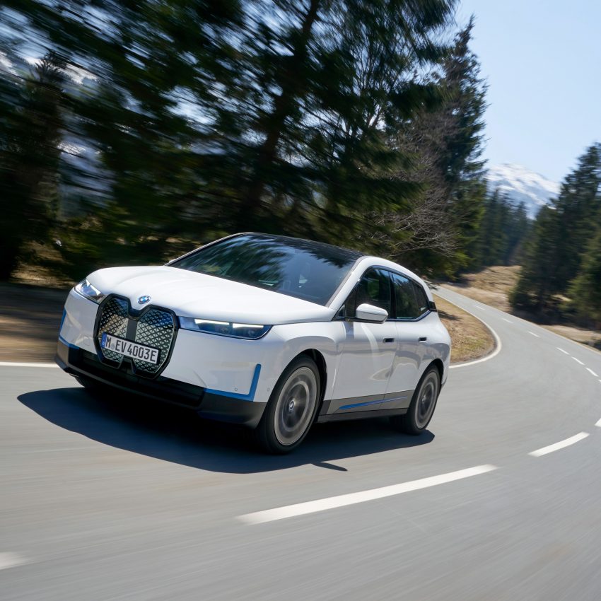 2022 BMW iX xDrive40 - Front Three-Quarter Wallpaper 850x850 #3