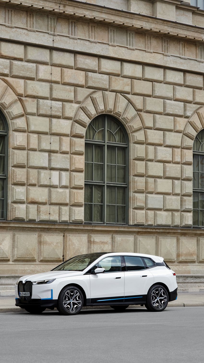 2022 BMW iX xDrive40 - Front Three-Quarter Phone Wallpaper 850x1511 #109