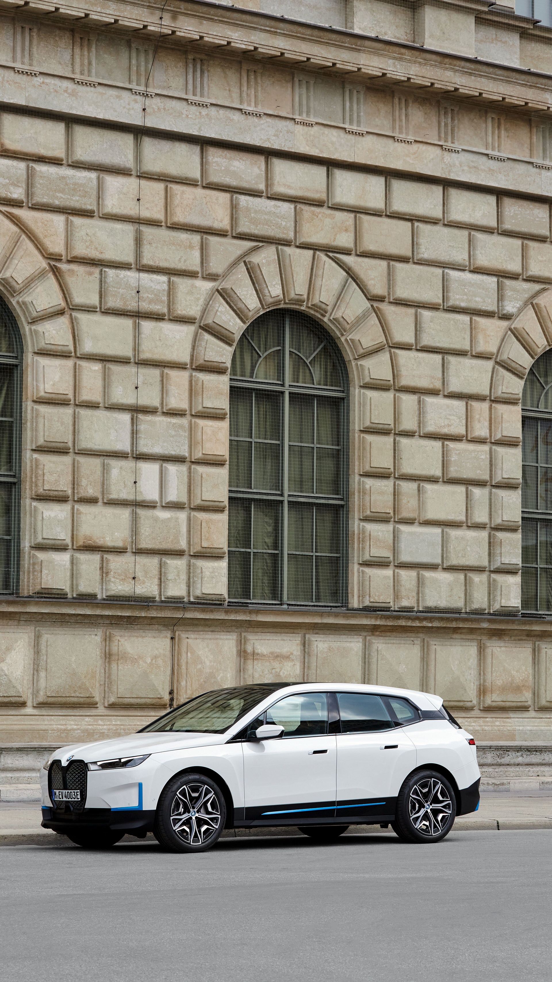 Download 2022 BMW iX xDrive40 - Front Three-Quarter HD Phone Wallpaper 1920x3412 #109