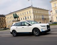 2022 BMW iX xDrive40 - Front Three-Quarter Wallpaper 190x150
