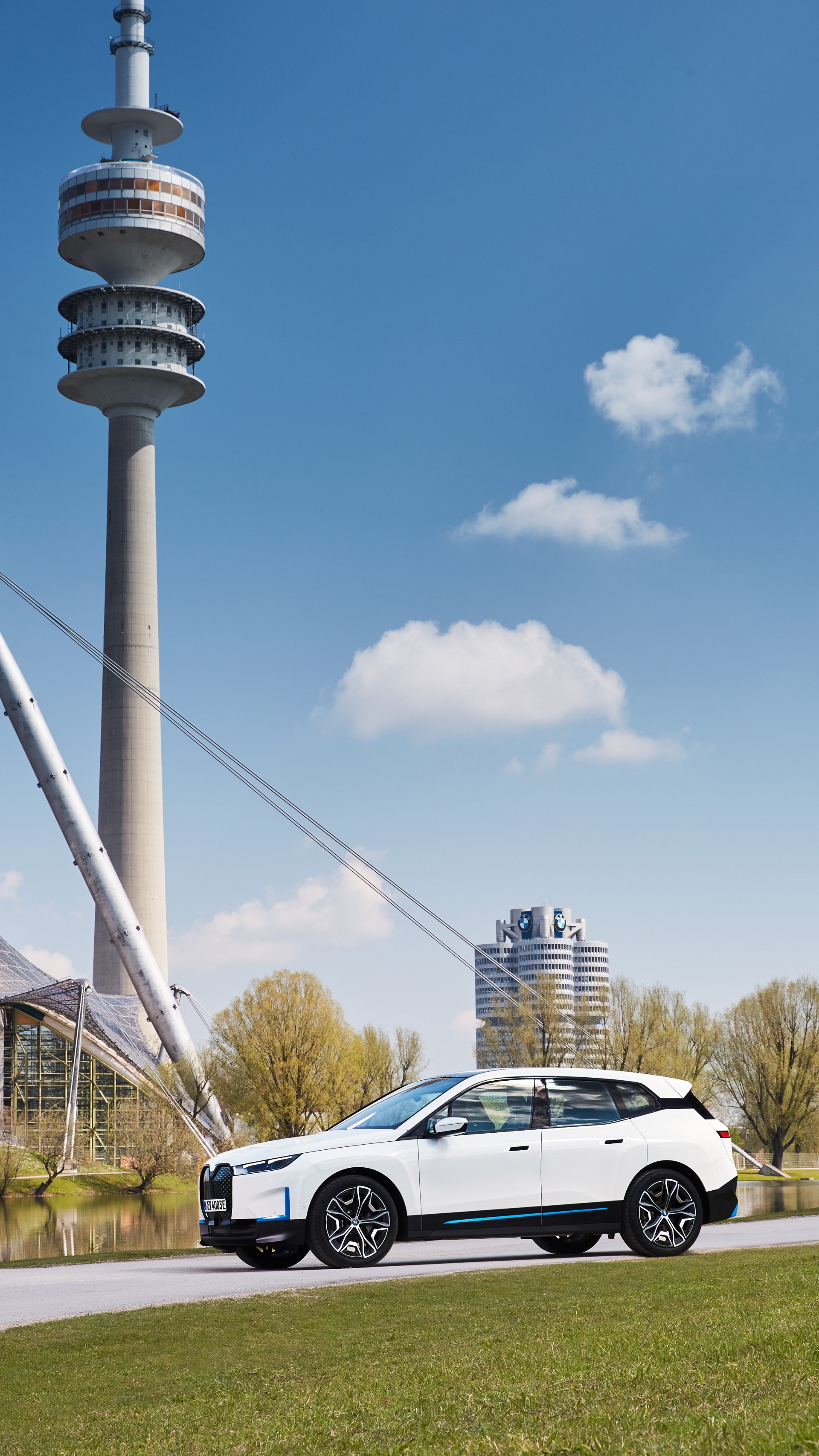 Download 2022 BMW iX xDrive40 - Front Three-Quarter HD Phone Wallpaper 1920x3414 #61