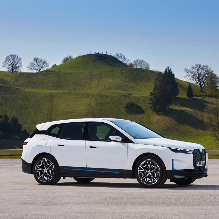 2022 BMW iX xDrive40 - Front Three-Quarter Wallpaper 850x850 #42