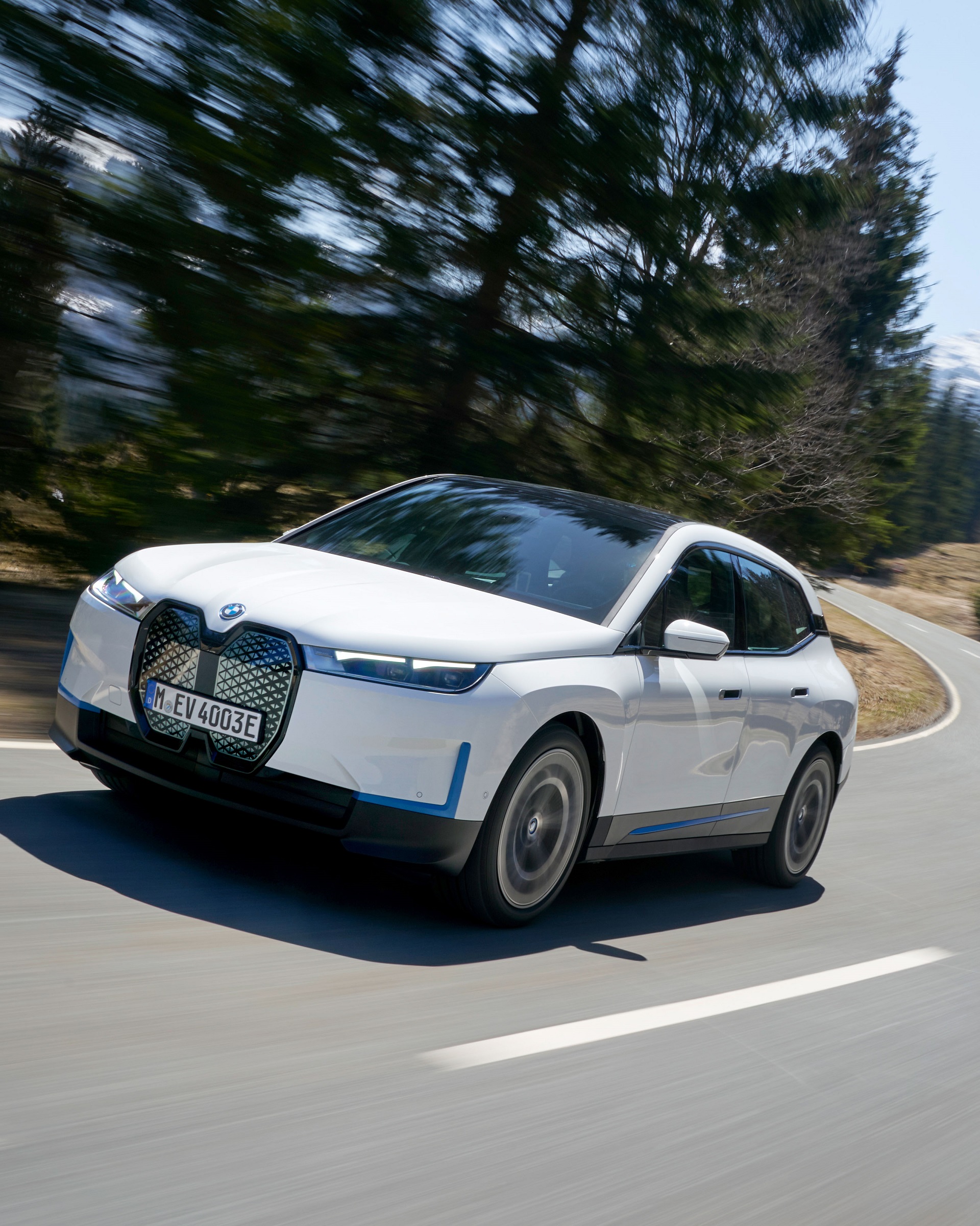 Download 2022 BMW iX xDrive40 - Front Three-Quarter HD Phone Wallpaper 1920x2400 #4