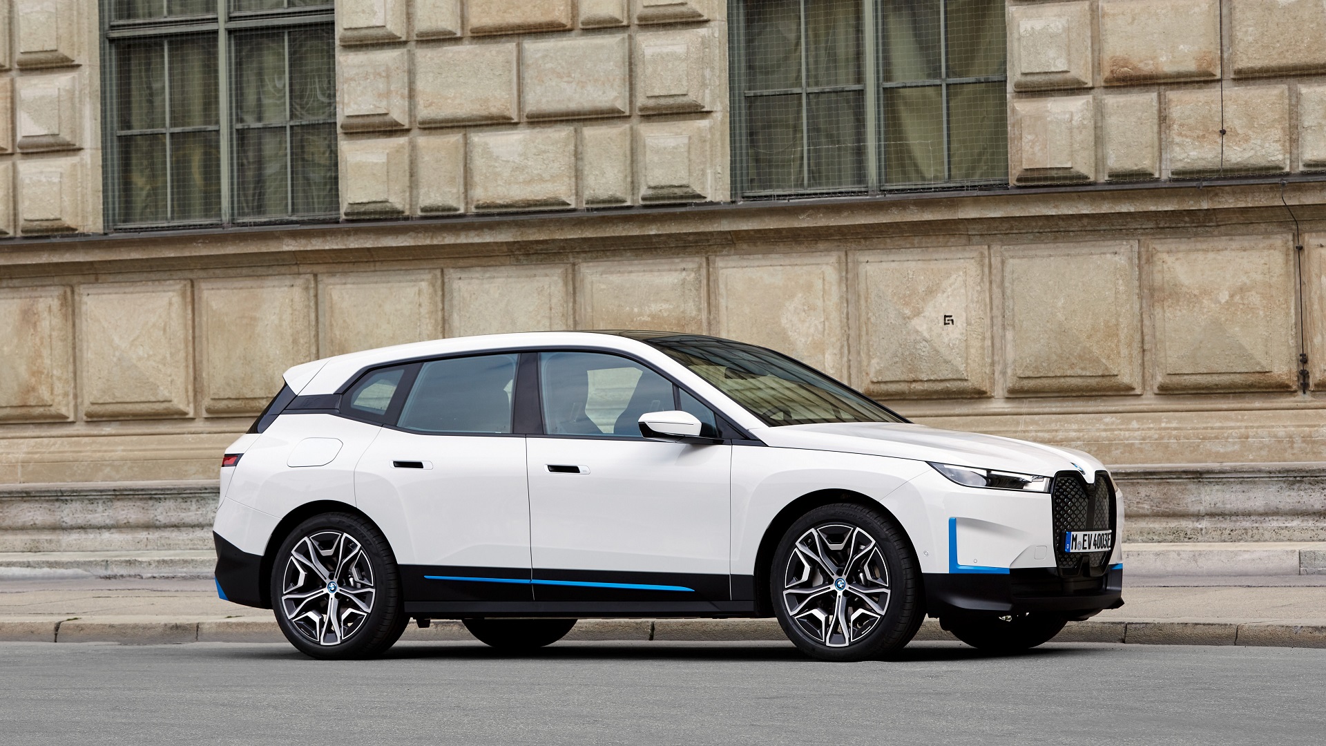 Download 2022 BMW iX xDrive40 - Front Three-Quarter HD Wallpaper 1920x1080 #110