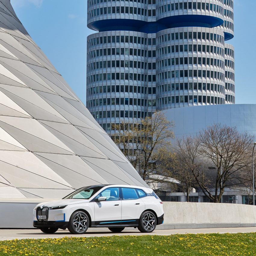 2022 BMW iX xDrive40 - Front Three-Quarter Wallpaper 850x850 #62