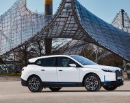 2022 BMW iX xDrive40 - Front Three-Quarter Wallpaper 190x150