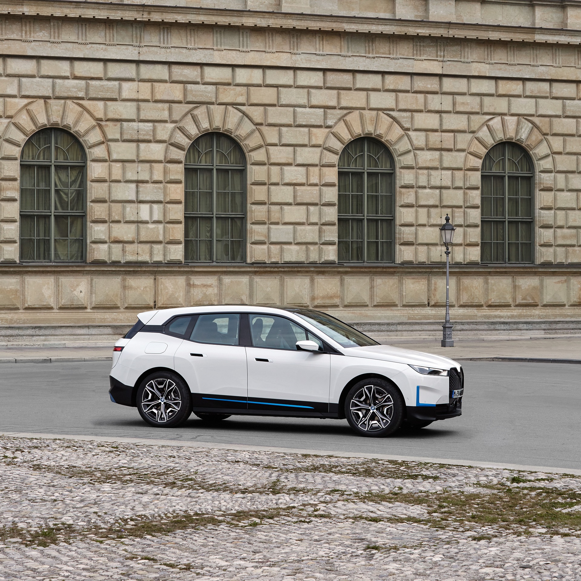 Download 2022 BMW iX xDrive40 - Front Three-Quarter HD Wallpaper 1920x1920 #102