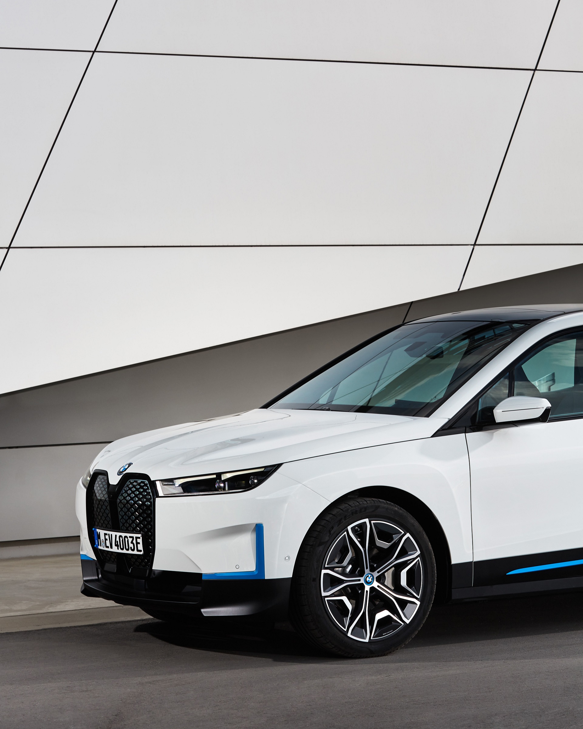 Download 2022 BMW iX xDrive40 - Front HD Phone Wallpaper 1920x2400 #137