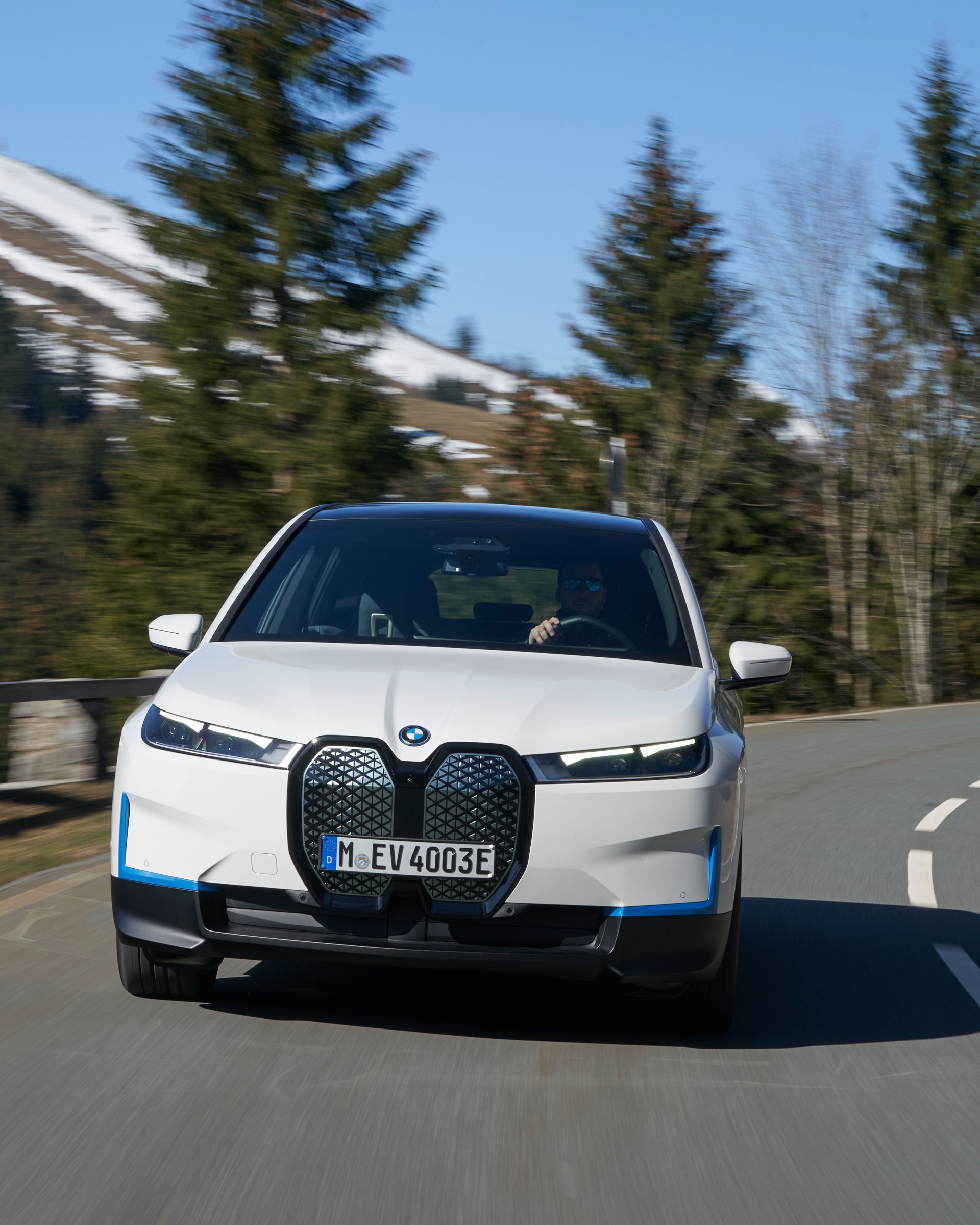 Download 2022 BMW iX xDrive40 - Front HD Phone Wallpaper 1920x2400 #8