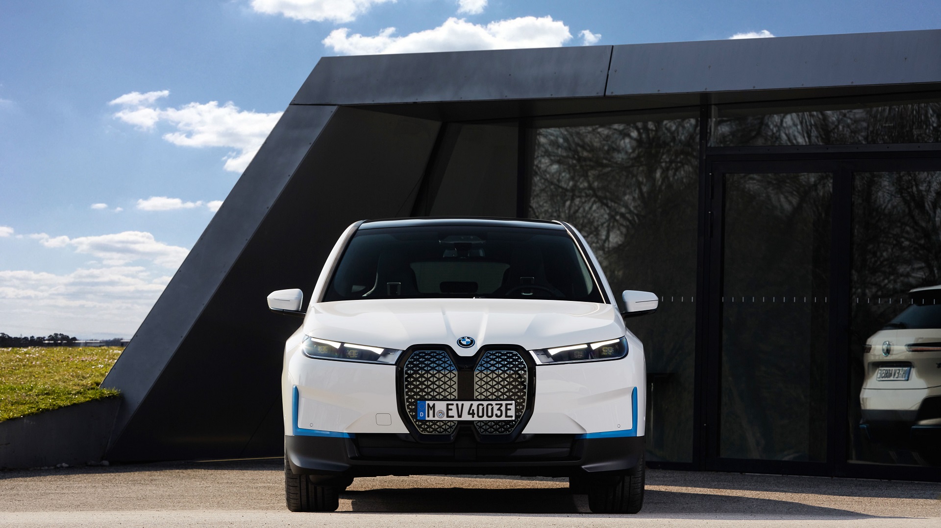 Download 2022 BMW iX xDrive40 - Front HD Wallpaper 1920x1079 #51