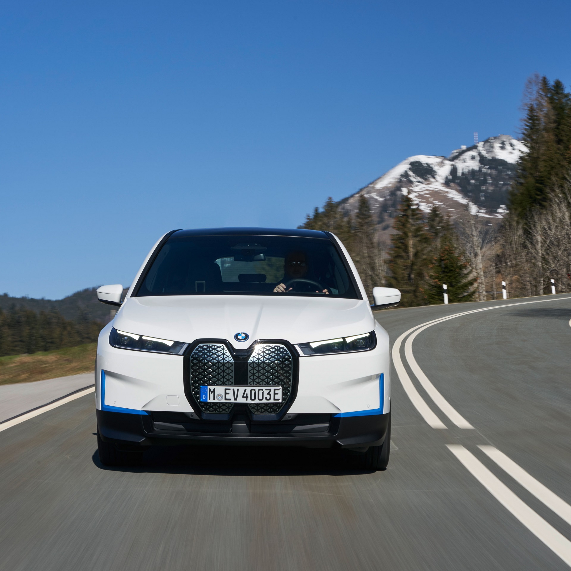 Download 2022 BMW iX xDrive40 - Front HD Wallpaper 1920x1920 #10