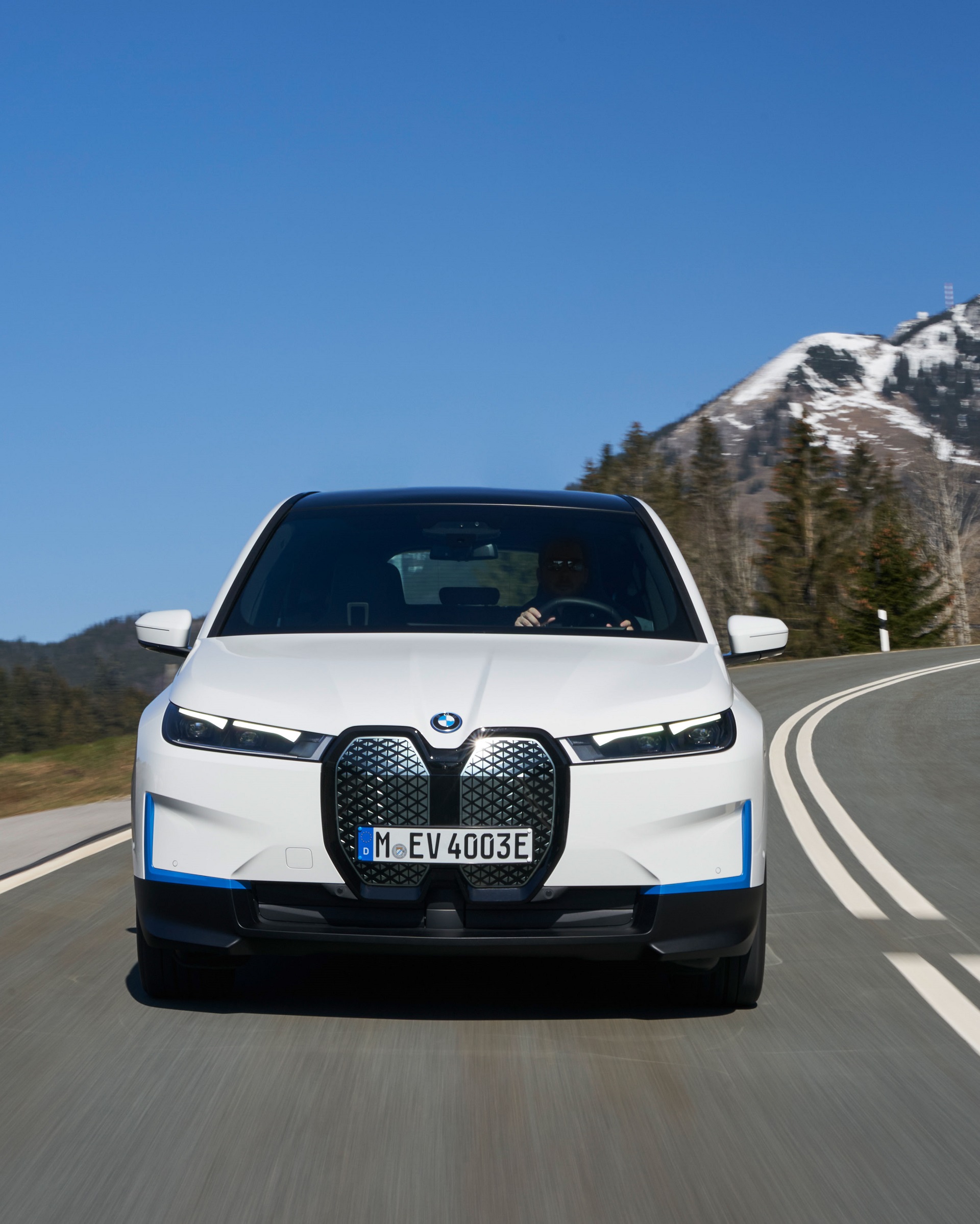 Download 2022 BMW iX xDrive40 - Front HD Phone Wallpaper 1920x2399 #11