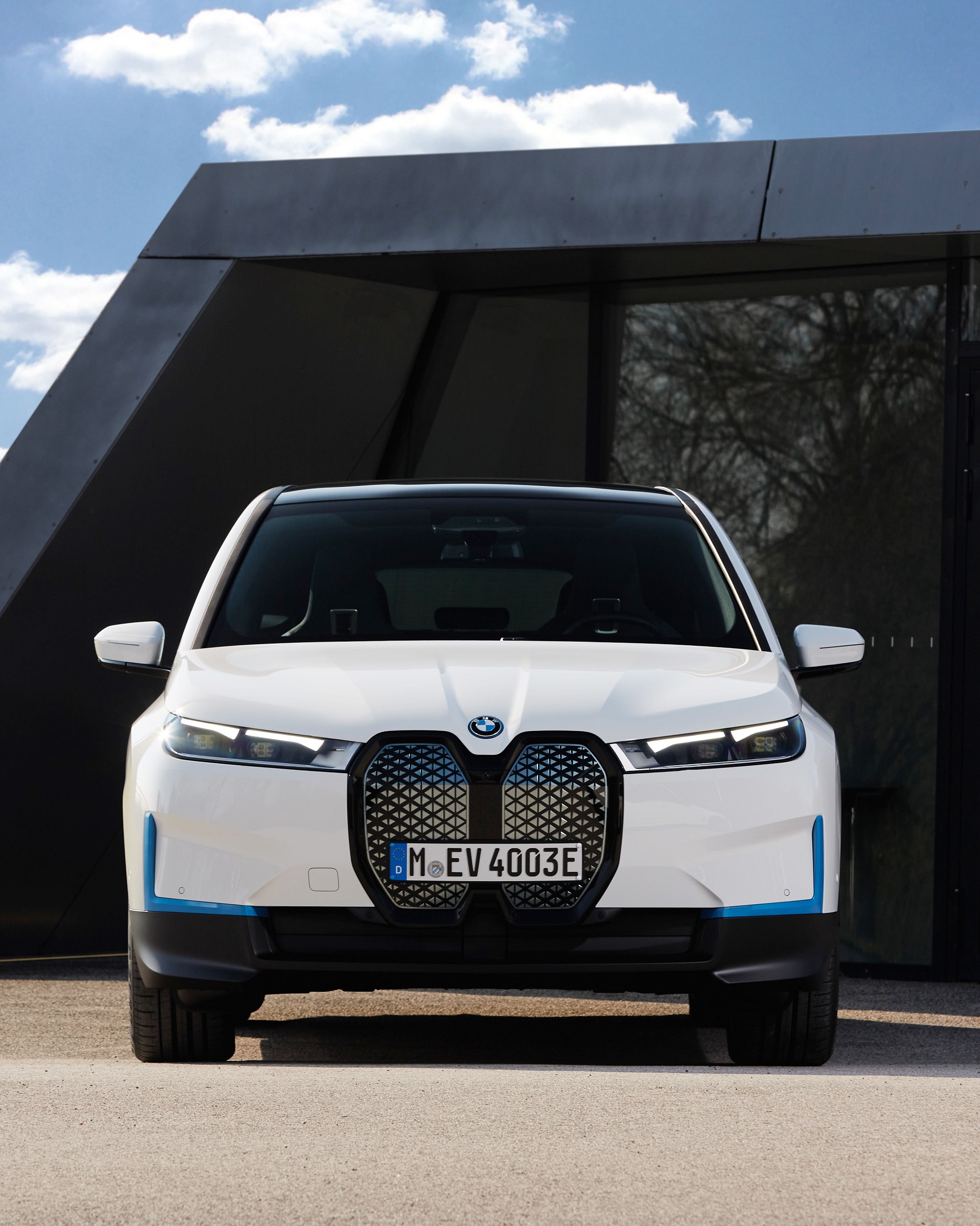 Download 2022 BMW iX xDrive40 - Front HD Phone Wallpaper 1920x2400 #53