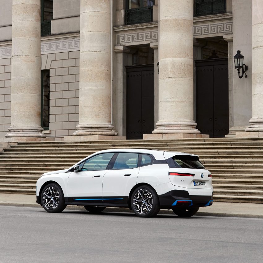 2022 BMW iX xDrive40 - Rear Three-Quarter Wallpaper 850x850 #111