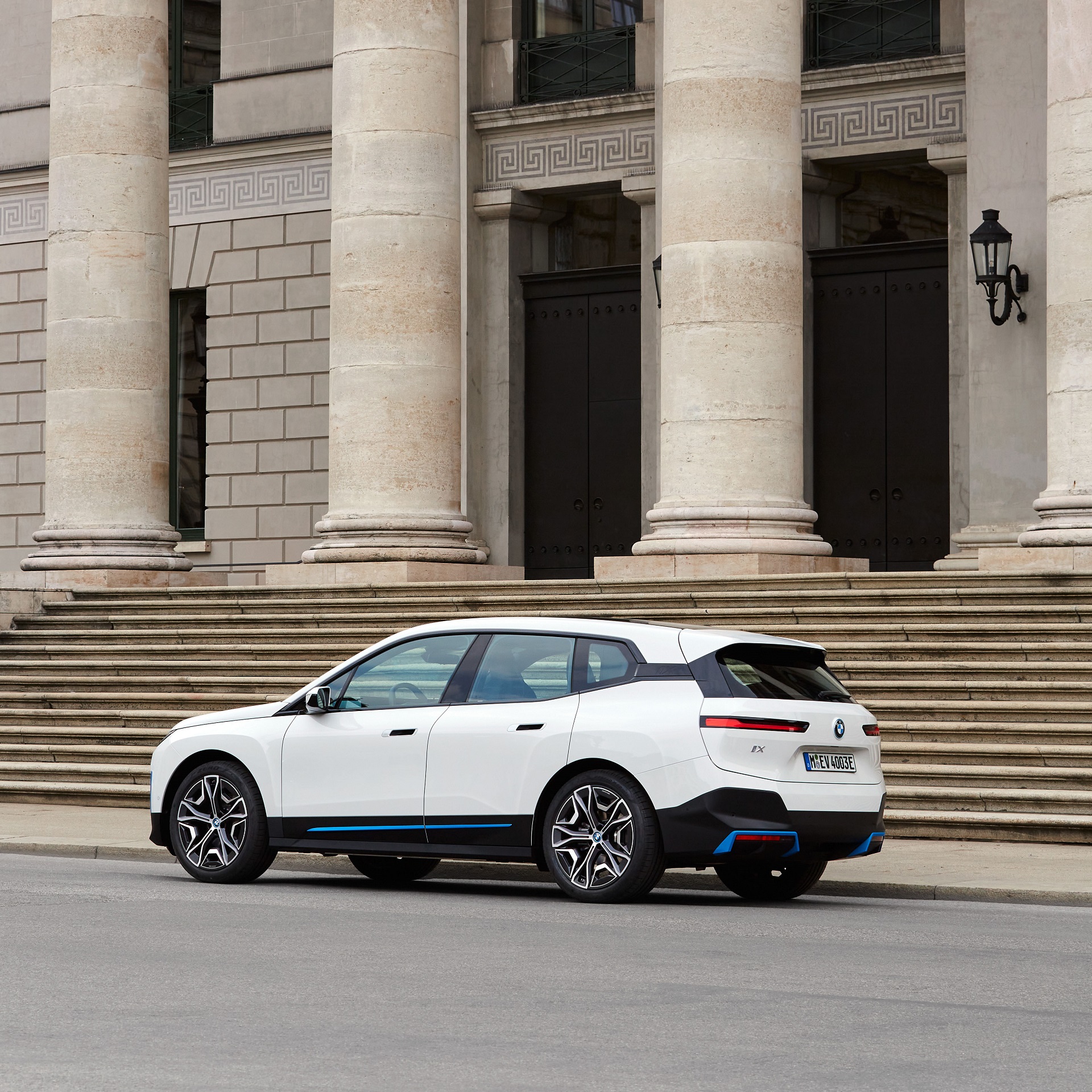 Download 2022 BMW iX xDrive40 - Rear Three-Quarter HD Wallpaper 1920x1920 #111