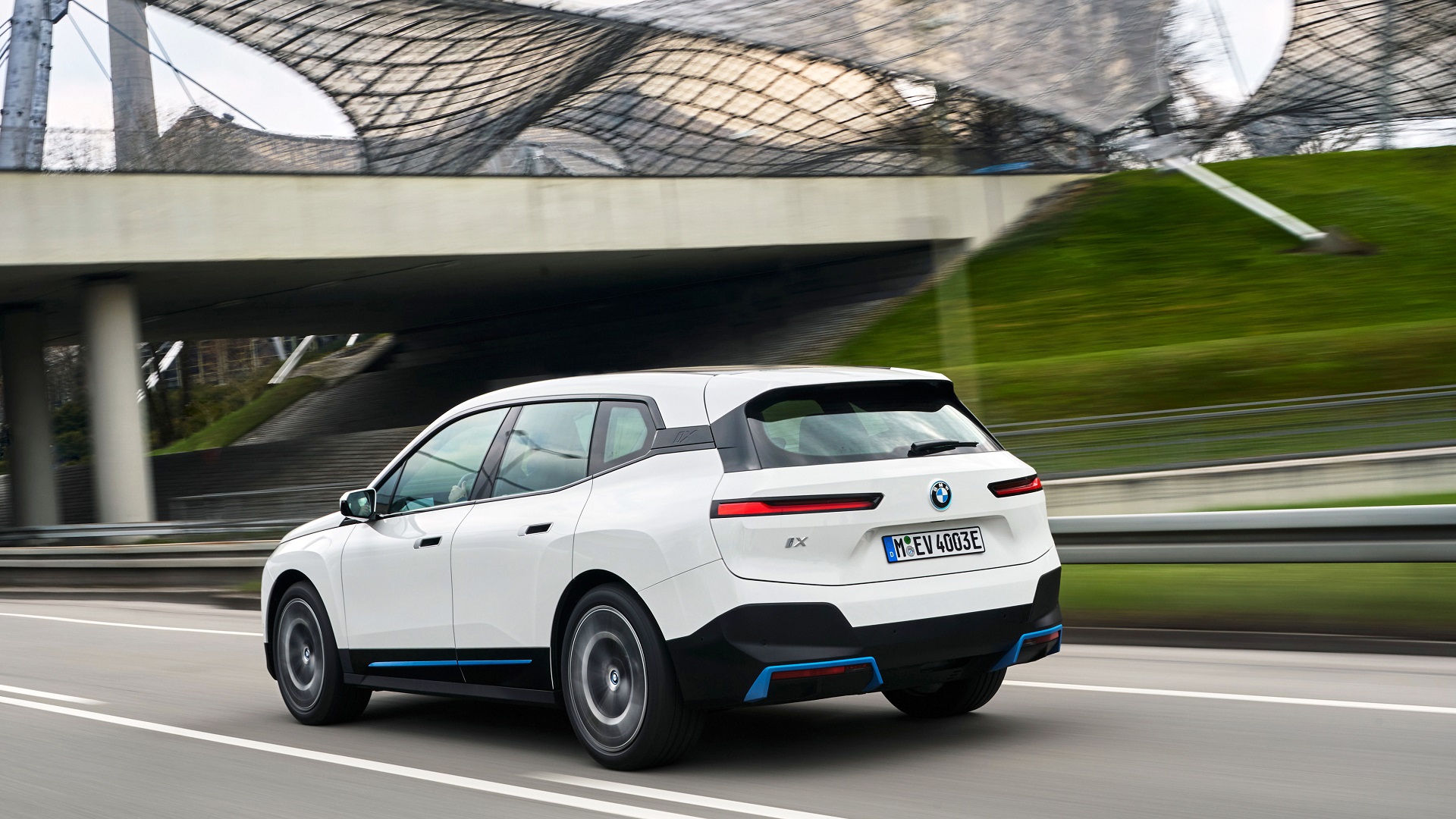 Download 2022 BMW iX xDrive40 - Rear Three-Quarter HD Wallpaper 1920x1080 #65