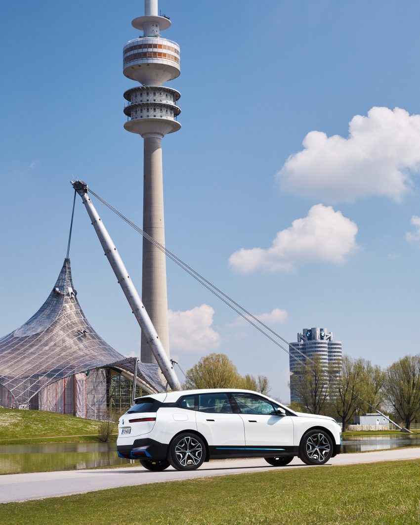 2022 BMW iX xDrive40 - Rear Three-Quarter Phone Wallpaper 850x1062 #74