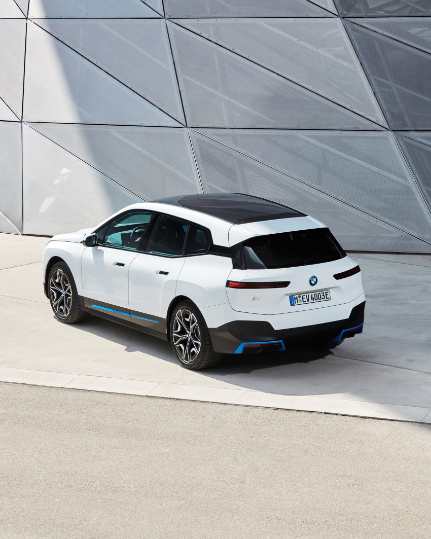 2022 BMW iX xDrive40 - Rear Three-Quarter Phone Wallpaper 850x1063 #125