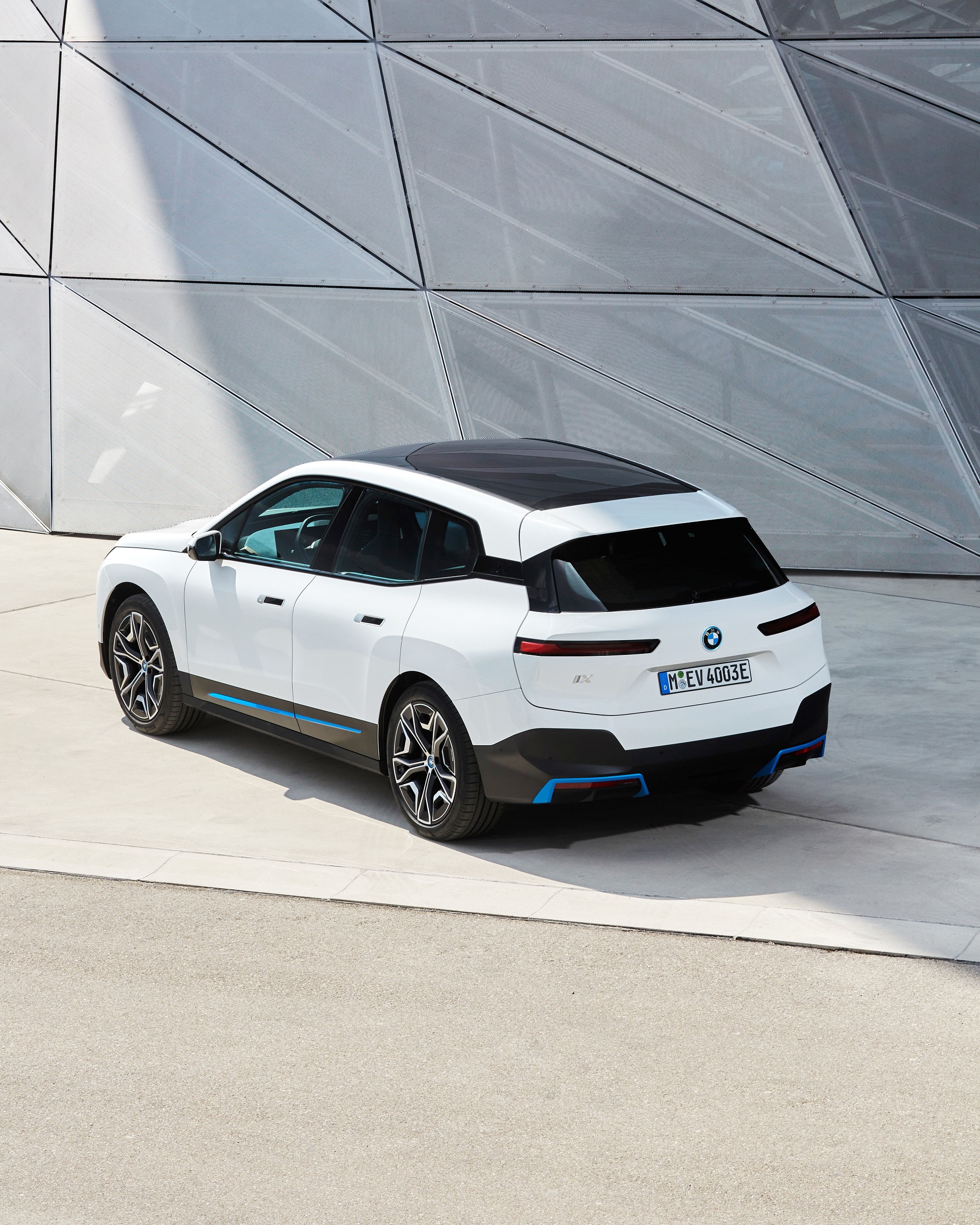 Download 2022 BMW iX xDrive40 - Rear Three-Quarter HD Phone Wallpaper 1920x2400 #125