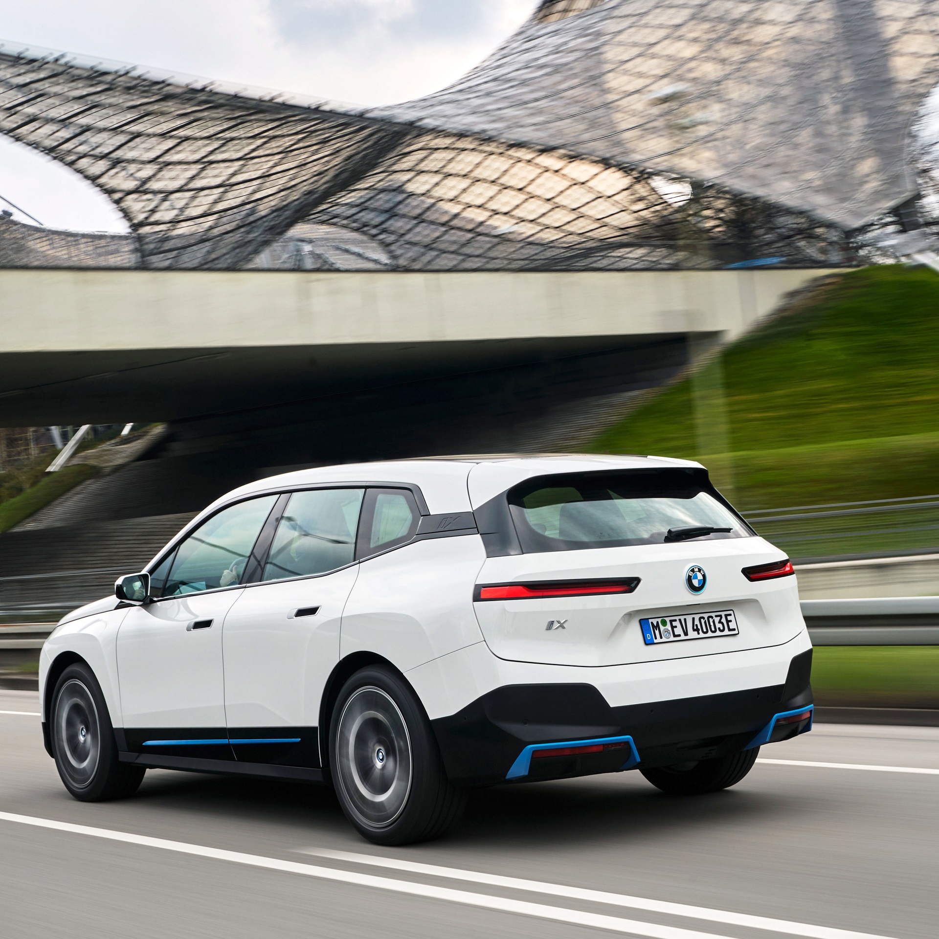 Download 2022 BMW iX xDrive40 - Rear Three-Quarter HD Wallpaper 1920x1920 #67