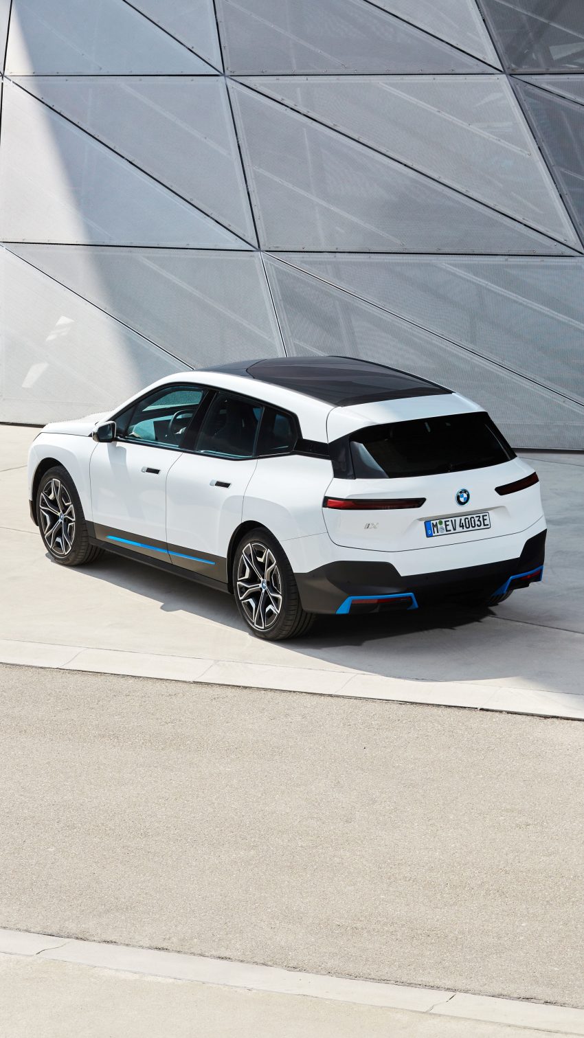 2022 BMW iX xDrive40 - Rear Three-Quarter Phone Wallpaper 850x1511 #126