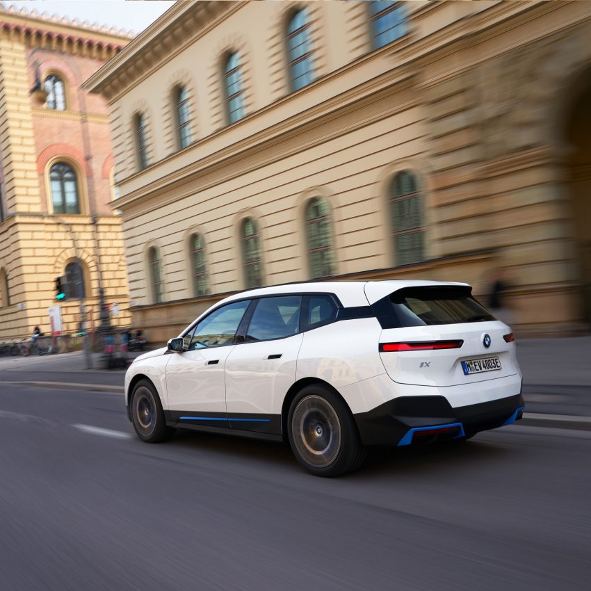 2022 BMW iX xDrive40 - Rear Three-Quarter Wallpaper 850x850 #90