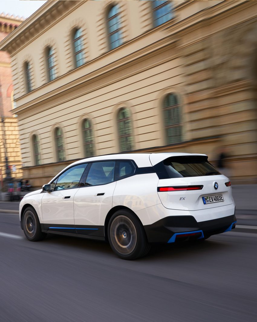 2022 BMW iX xDrive40 - Rear Three-Quarter Phone Wallpaper 850x1063 #91