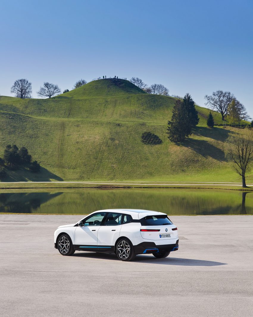 2022 BMW iX xDrive40 - Rear Three-Quarter Phone Wallpaper 850x1063 #69