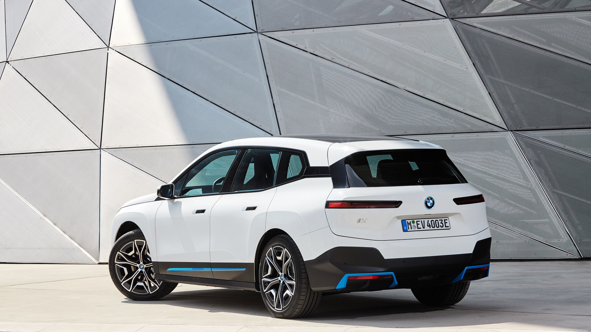 Download 2022 BMW iX xDrive40 - Rear Three-Quarter HD Wallpaper 1920x1080 #128