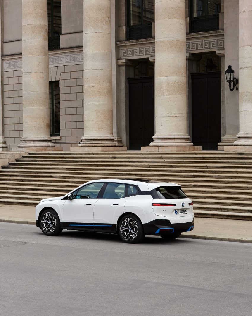 2022 BMW iX xDrive40 - Rear Three-Quarter Phone Wallpaper 850x1063 #116
