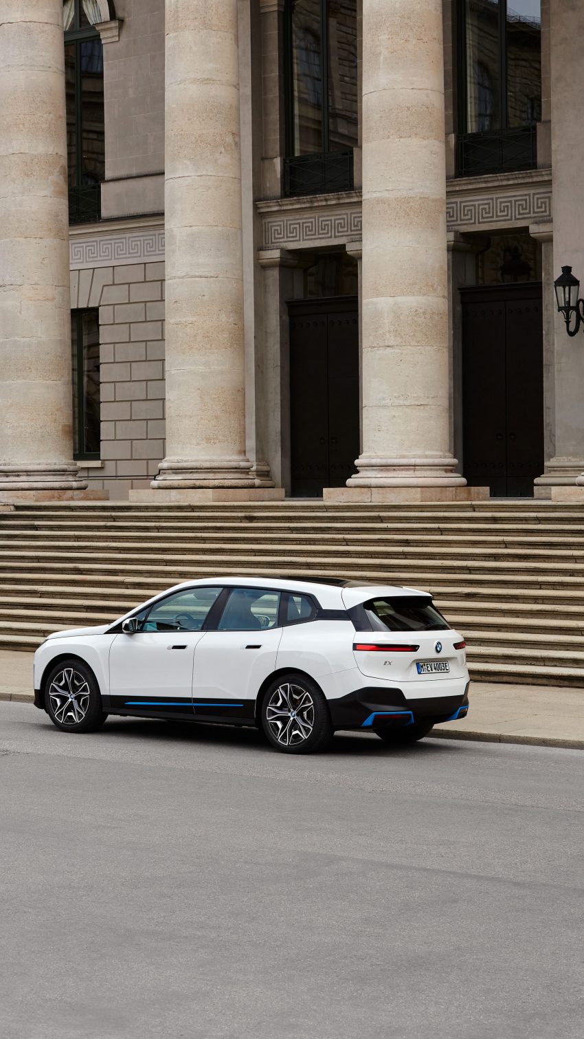 2022 BMW iX xDrive40 - Rear Three-Quarter Phone Wallpaper 850x1511 #117