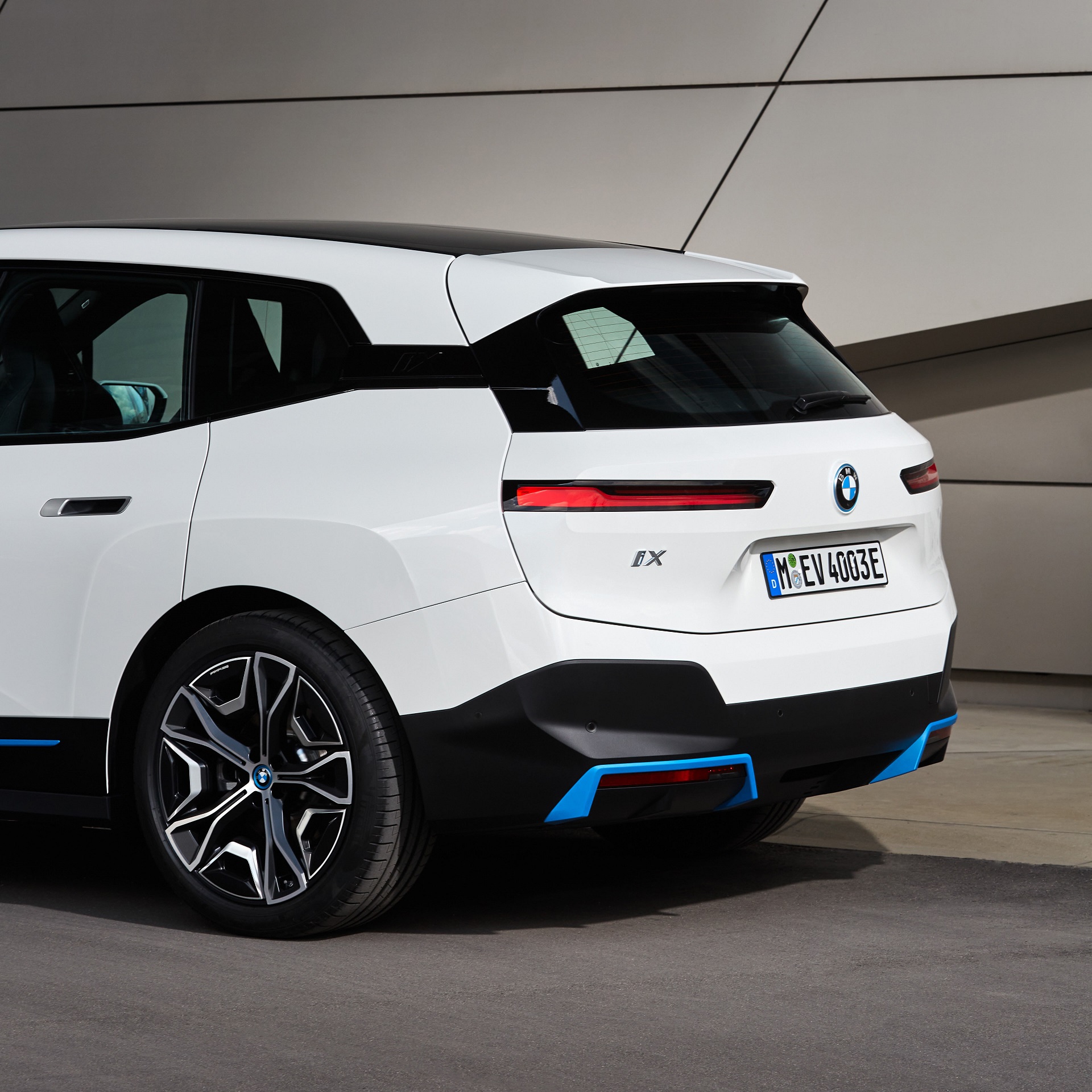 Download 2022 BMW iX xDrive40 - Rear HD Wallpaper 1920x1920 #139