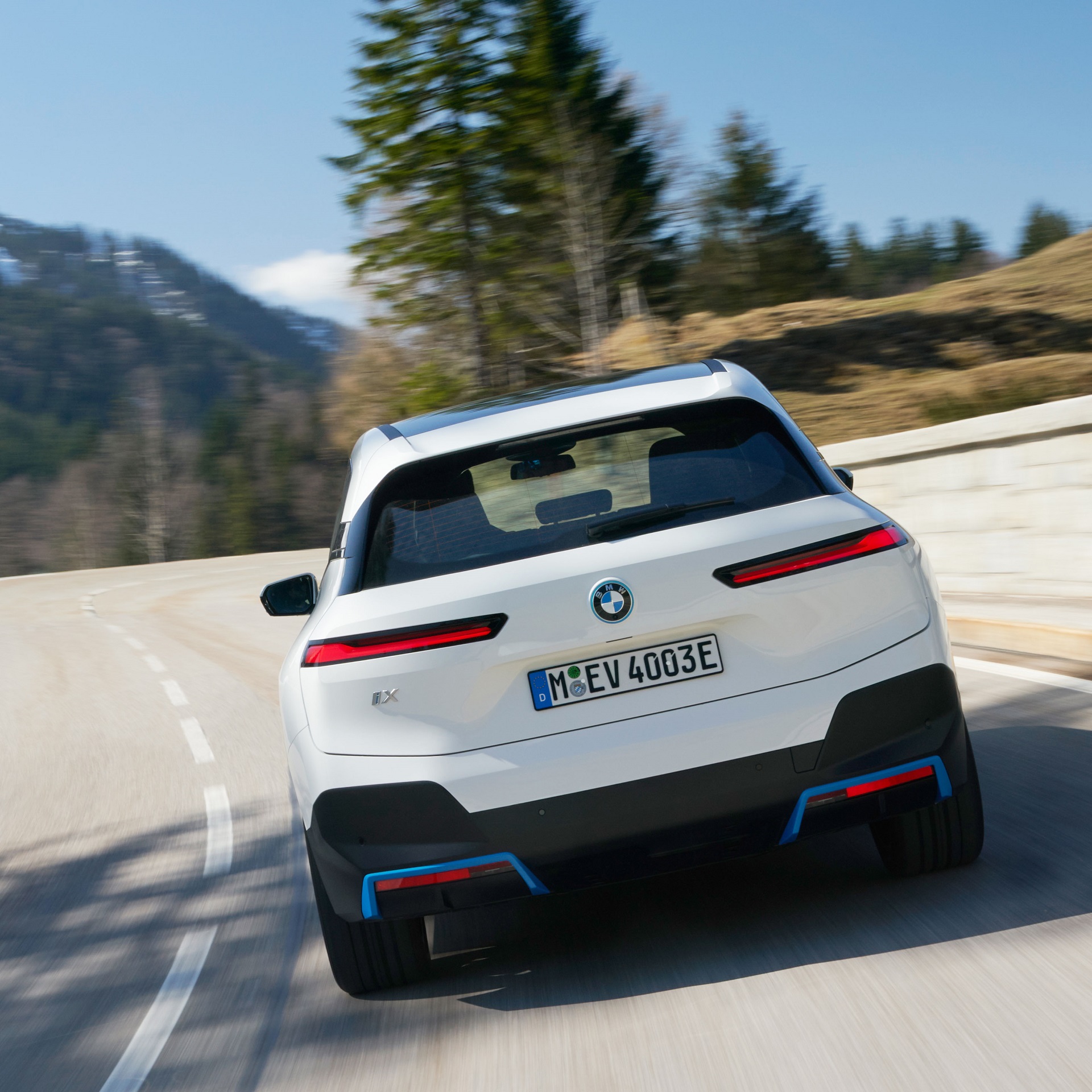 Download 2022 BMW iX xDrive40 - Rear HD Wallpaper 1920x1920 #14