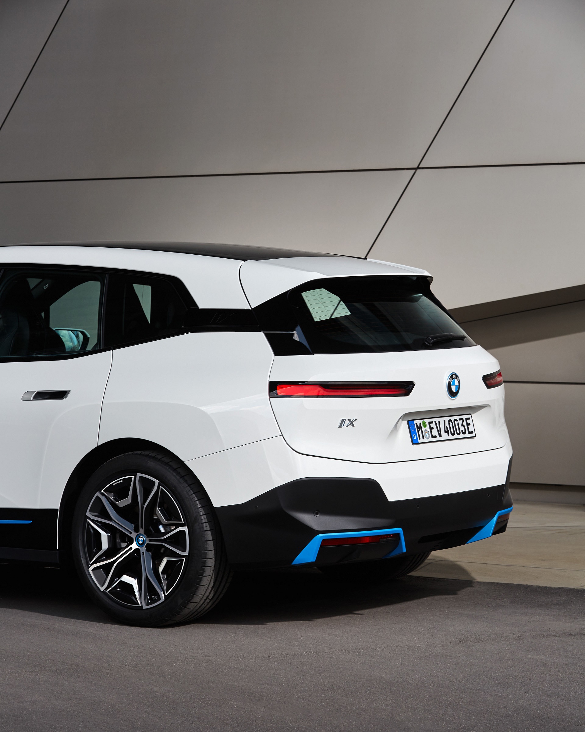 Download 2022 BMW iX xDrive40 - Rear HD Phone Wallpaper 1920x2400 #140