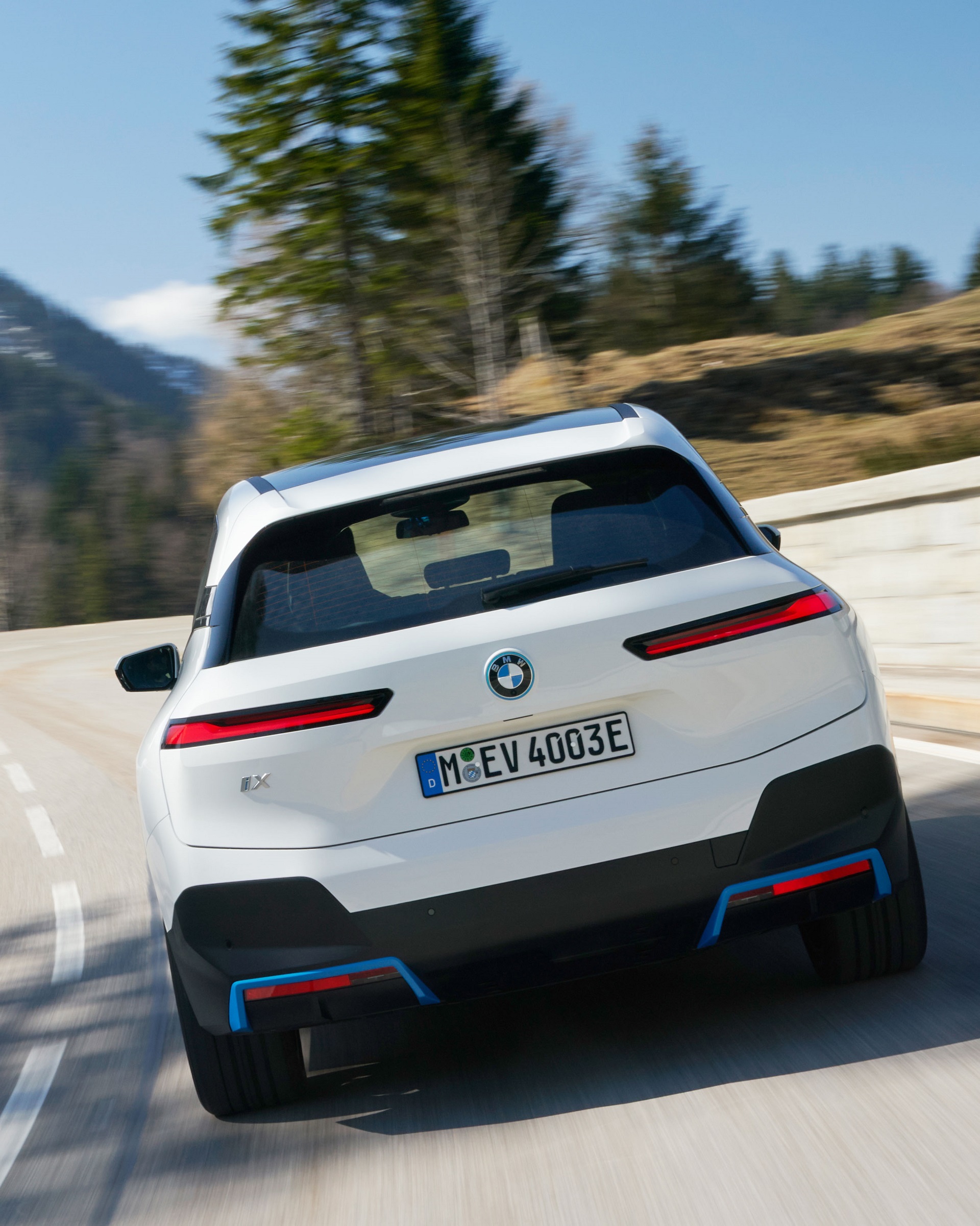 Download 2022 BMW iX xDrive40 - Rear HD Phone Wallpaper 1920x2400 #15