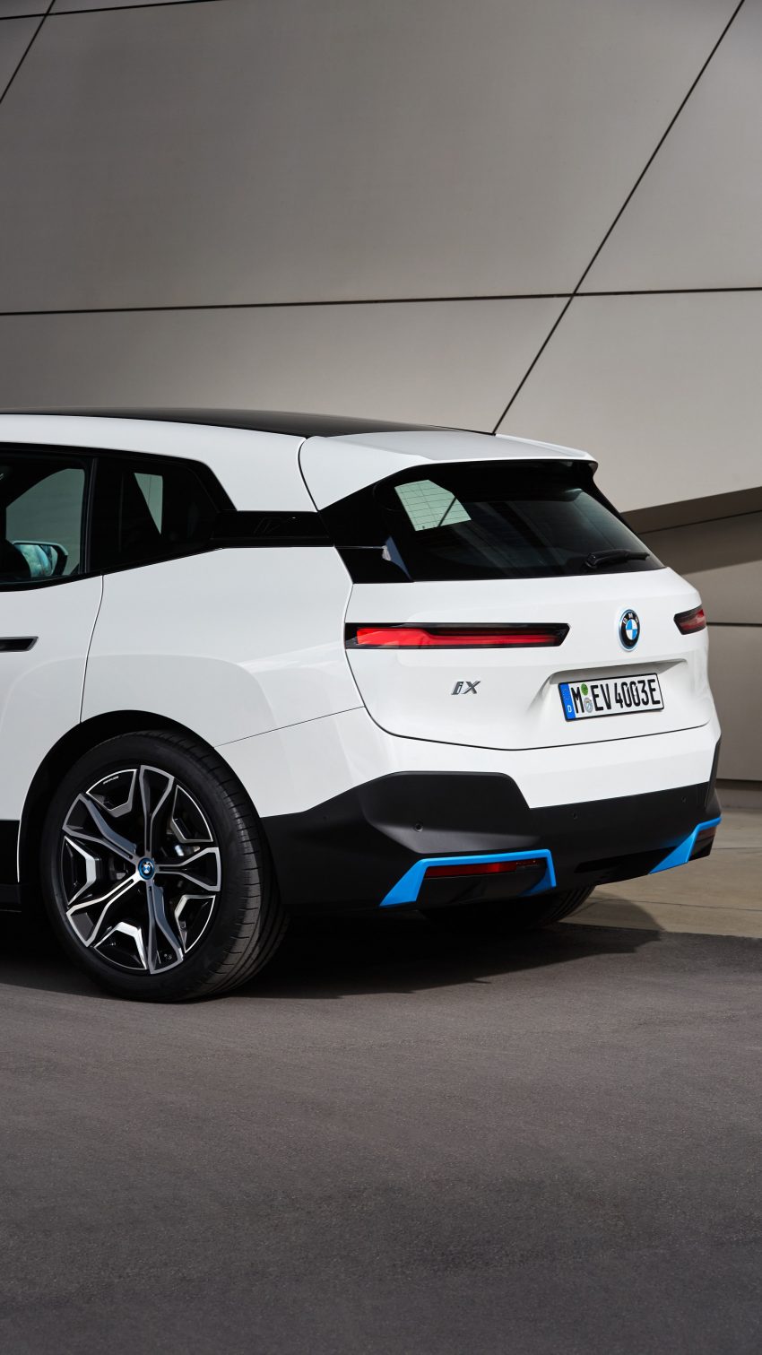 2022 BMW iX xDrive40 - Rear Phone Wallpaper 850x1511 #141