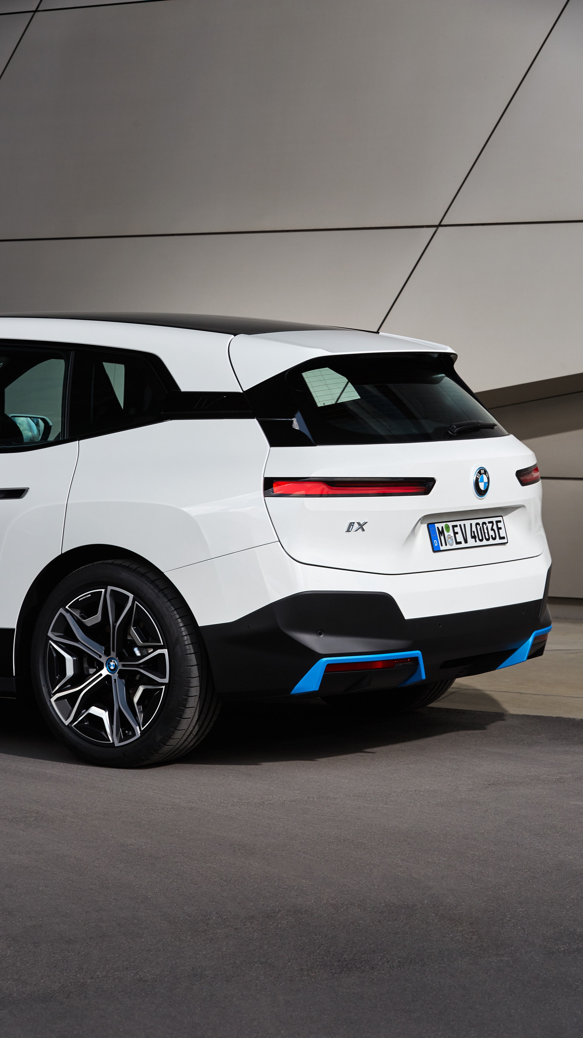 Download 2022 BMW iX xDrive40 - Rear HD Phone Wallpaper 1920x3413 #141