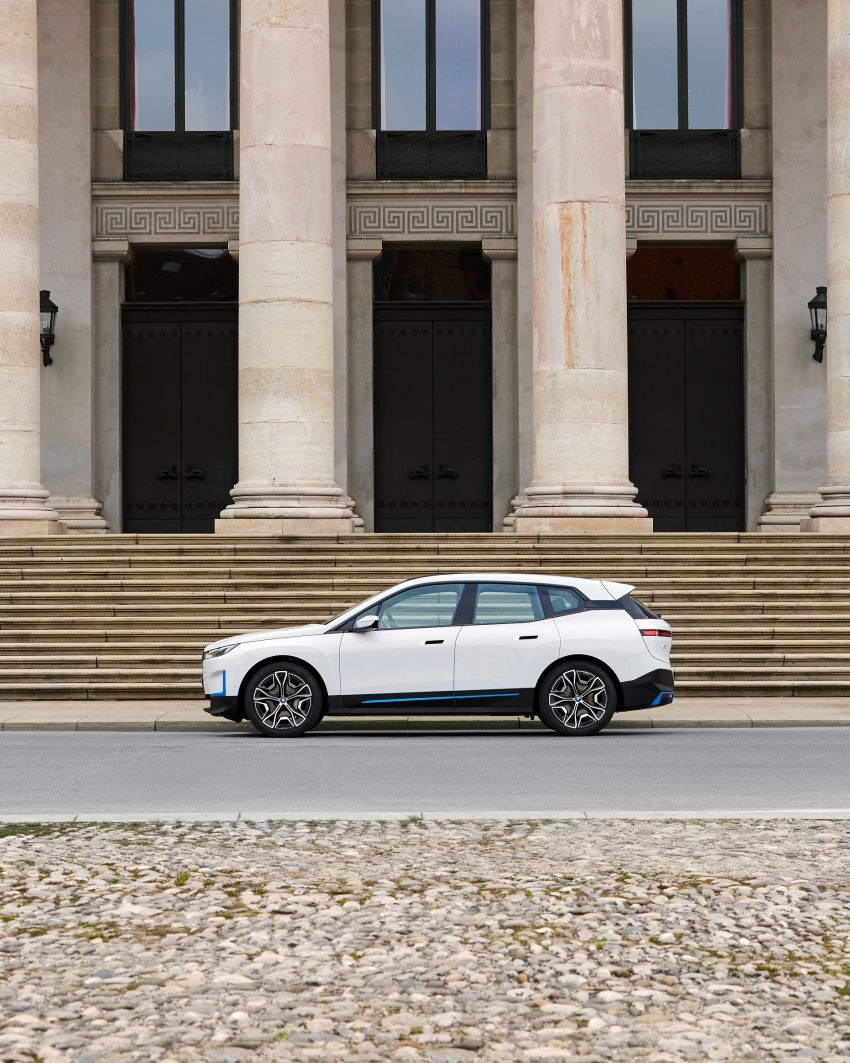 2022 BMW iX xDrive40 - Side Phone Wallpaper 850x1063 #103