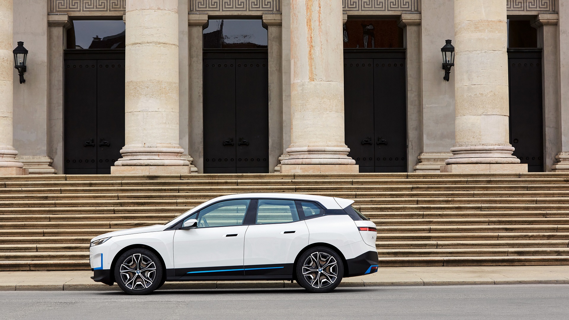 Download 2022 BMW iX xDrive40 - Side HD Wallpaper 1920x1080 #100