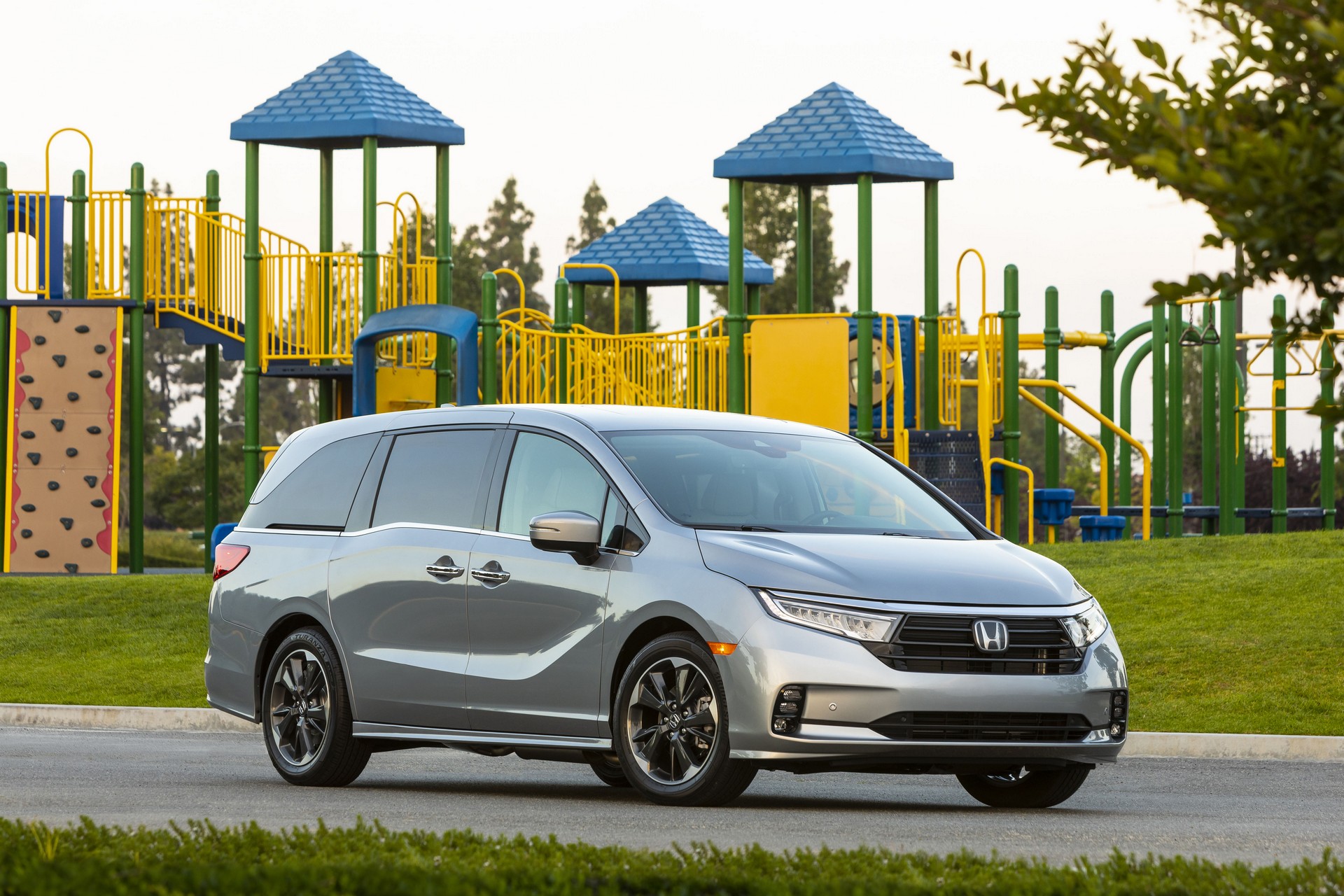 Download 2021 Honda Odyssey - Front Three-Quarter HD Wallpaper 1920x1280 #37