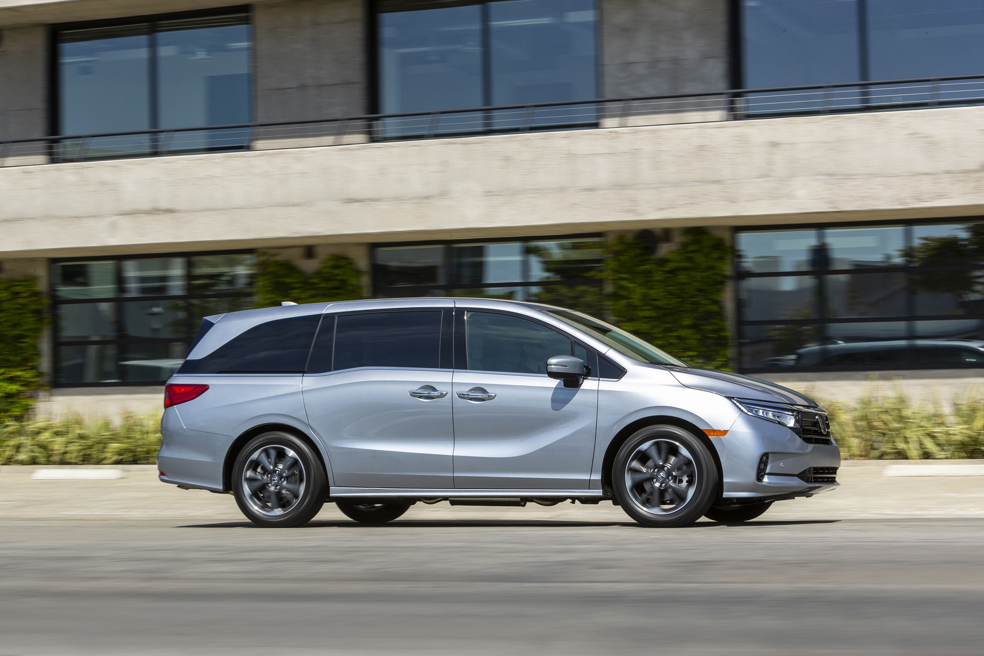 Download 2021 Honda Odyssey - Front Three-Quarter HD Wallpaper 1920x1280 #11