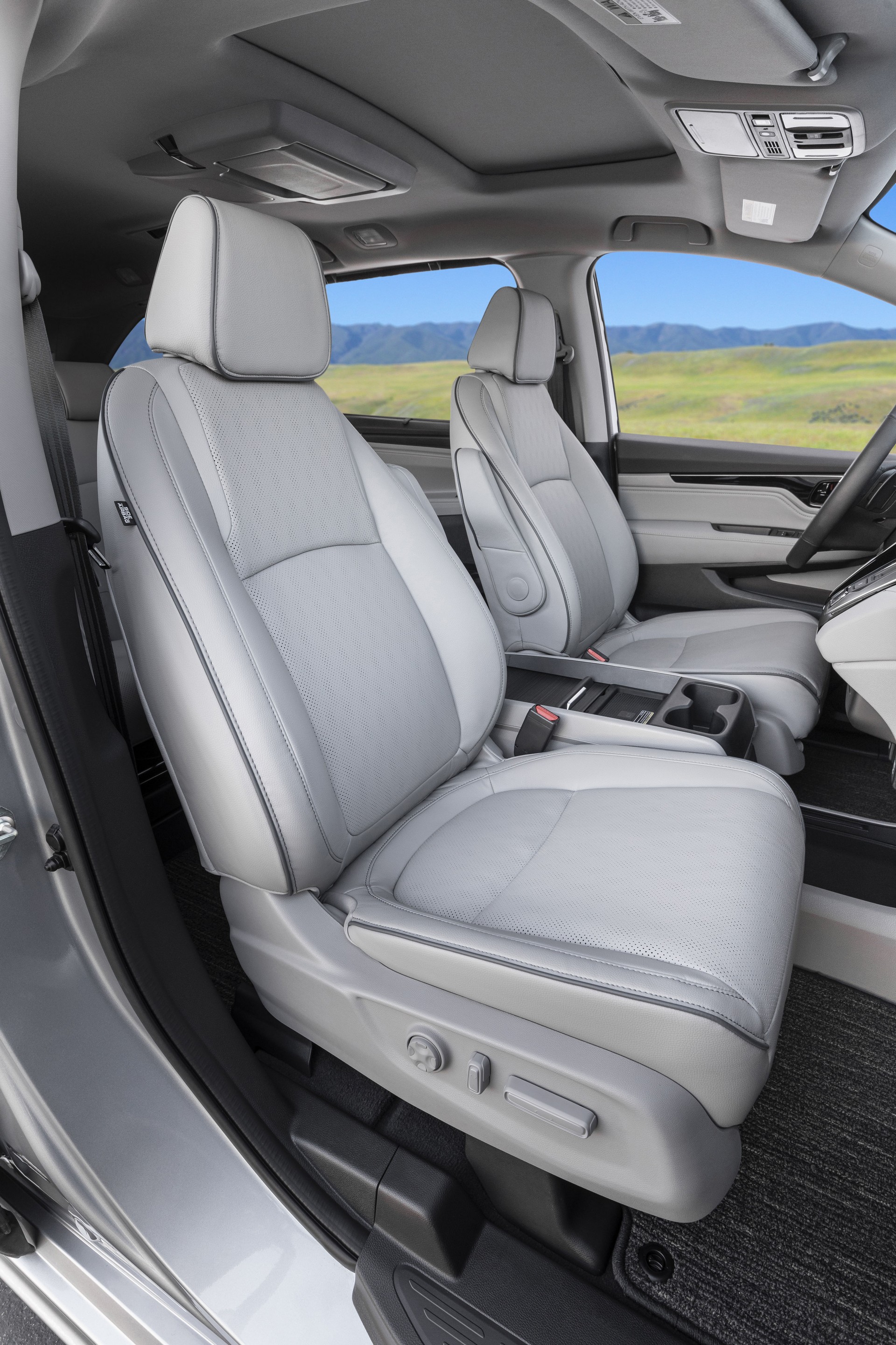Download 2021 Honda Odyssey - Interior, Front Seats HD Phone Wallpaper 1920x2880 #87