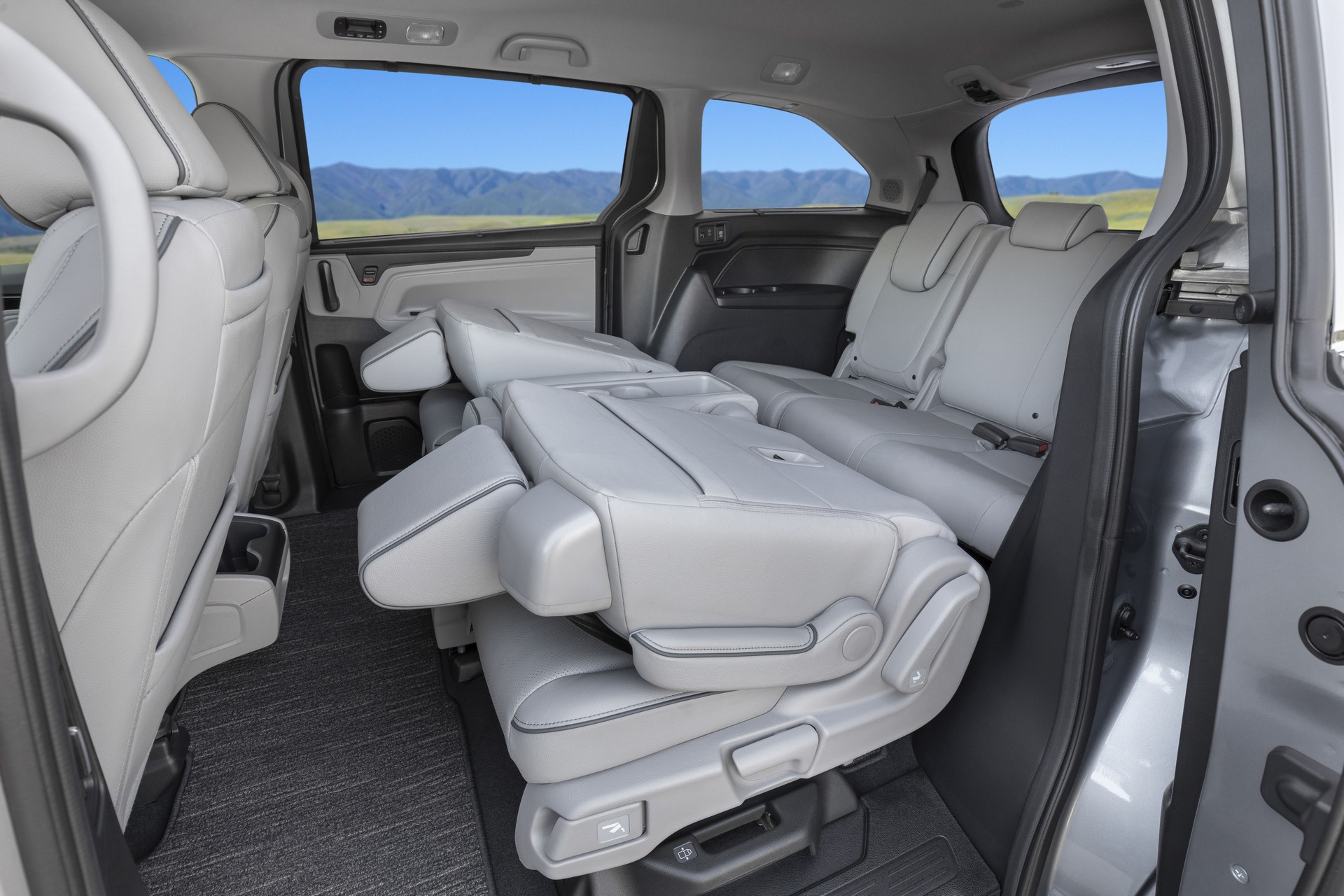 Download 2021 Honda Odyssey - Interior, Rear Seats HD Wallpaper 1920x1280 #97